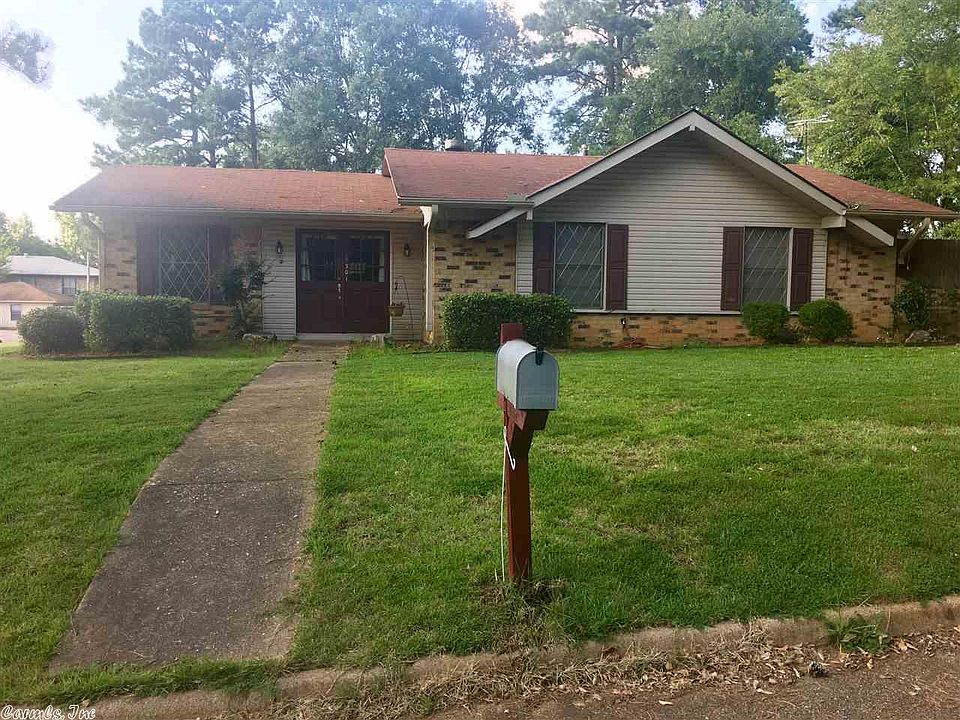 1st image of 301 Live Oak Dr