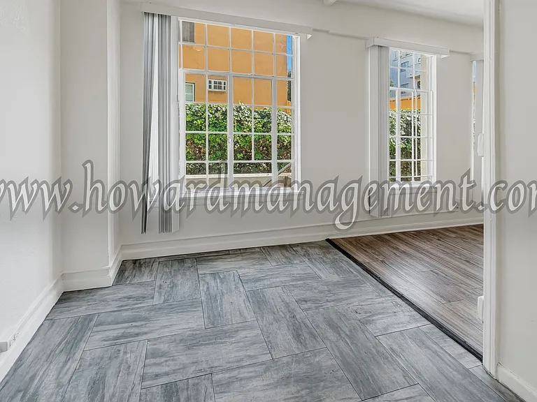 Wilshire Mediterranean Apartments — Photo 20