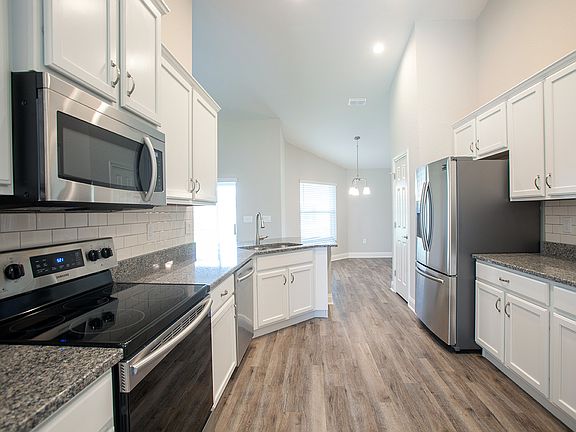 Gourmet kitchen with granite, 36-in. soft-close ca