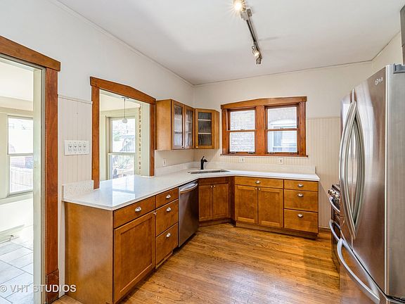 4th image of 938 Thomas Ave