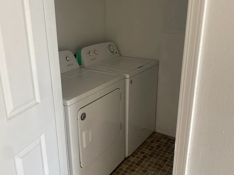 1006 E Griggs St #B — Photo 2