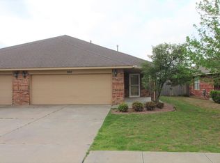 902 SW 35th St, Moore, OK 73160