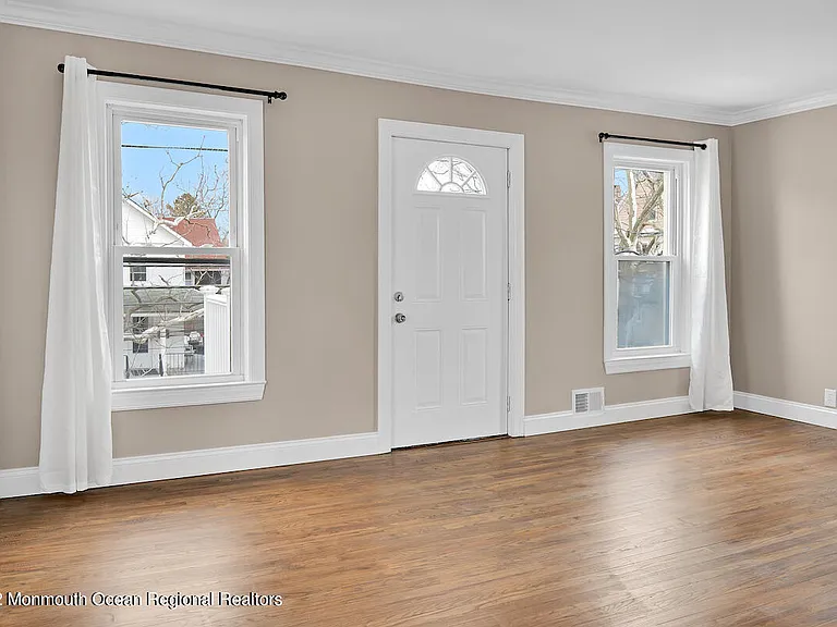907 Bond St #2 — Photo 6