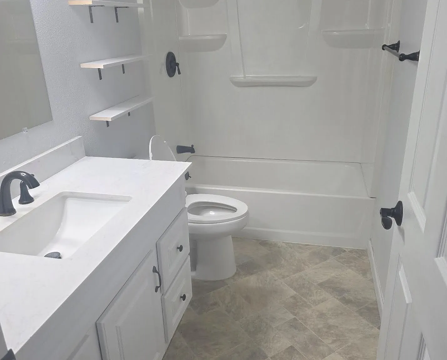 3 bed, 1296 sqft, $2,300 — Photo 4