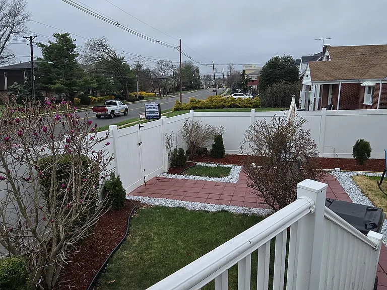 35 Universal Ave — Photo 4