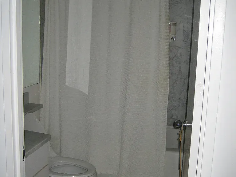 235 E 40th St #33B — Photo 10