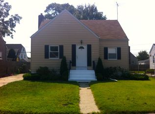 19 Venetian Blvd, Lindenhurst, NY 11757