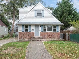 38 Schmacher Dr, New Hyde Park, NY 11040