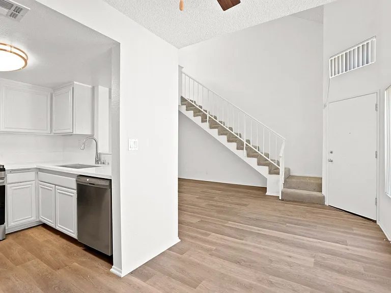 11325 Morrison St — Photo 44