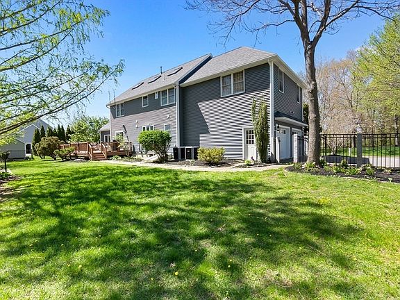 5th image of 10 Bartlett Dr