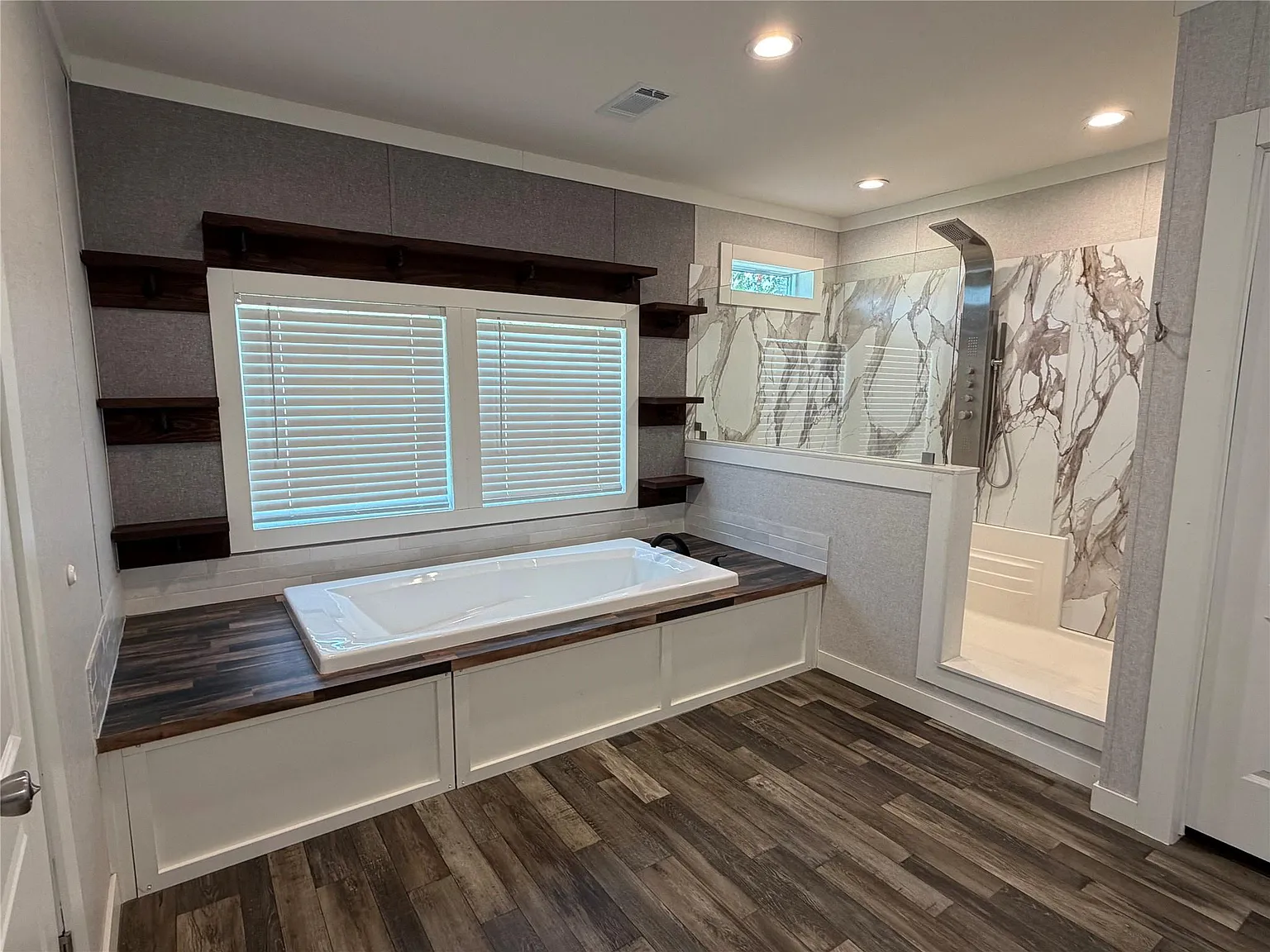 4 bed, 3.0 bath, 2280 sqft, $3,500 — Photo 2