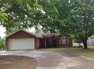 816 S Regency Dr, Fayetteville, AR 72701