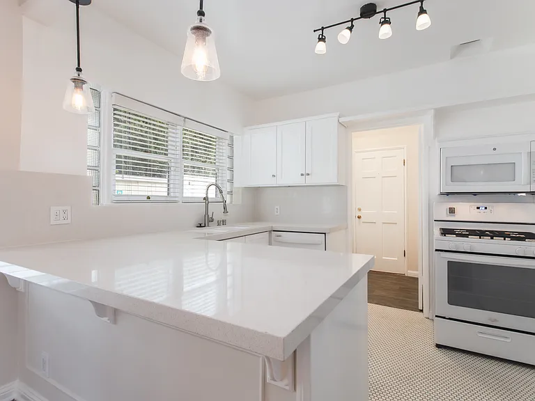 1726 N Vista St — Photo 7