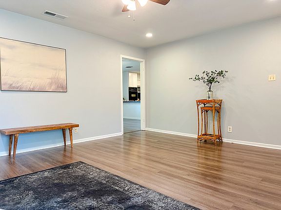 4th image of 801 N Douglas Ave