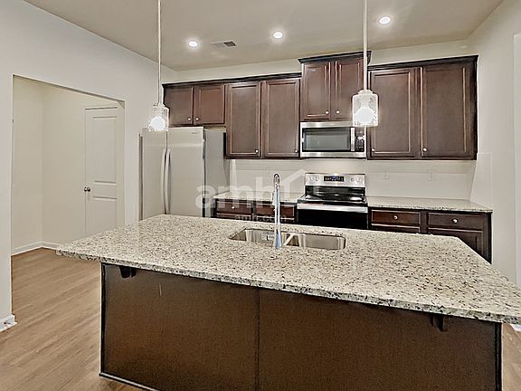 3rd image of 701 Woodall Rd