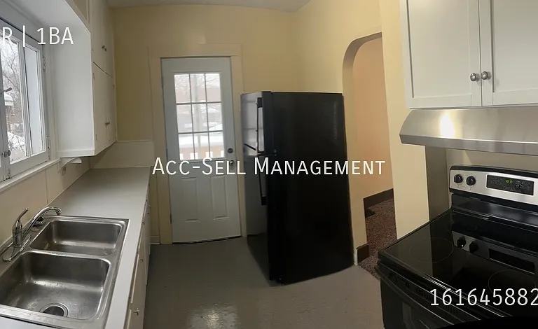 836 Coit Ave NE — Photo 3