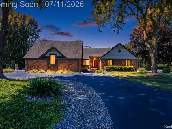 2124 Strader Dr, West Bloomfield, MI 48324