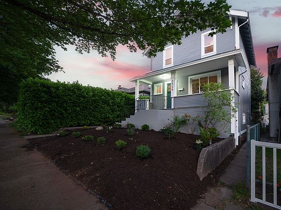 2nd image of 2528 Adanac St