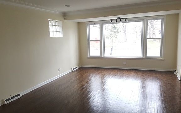 4th image of 19 E 157th St