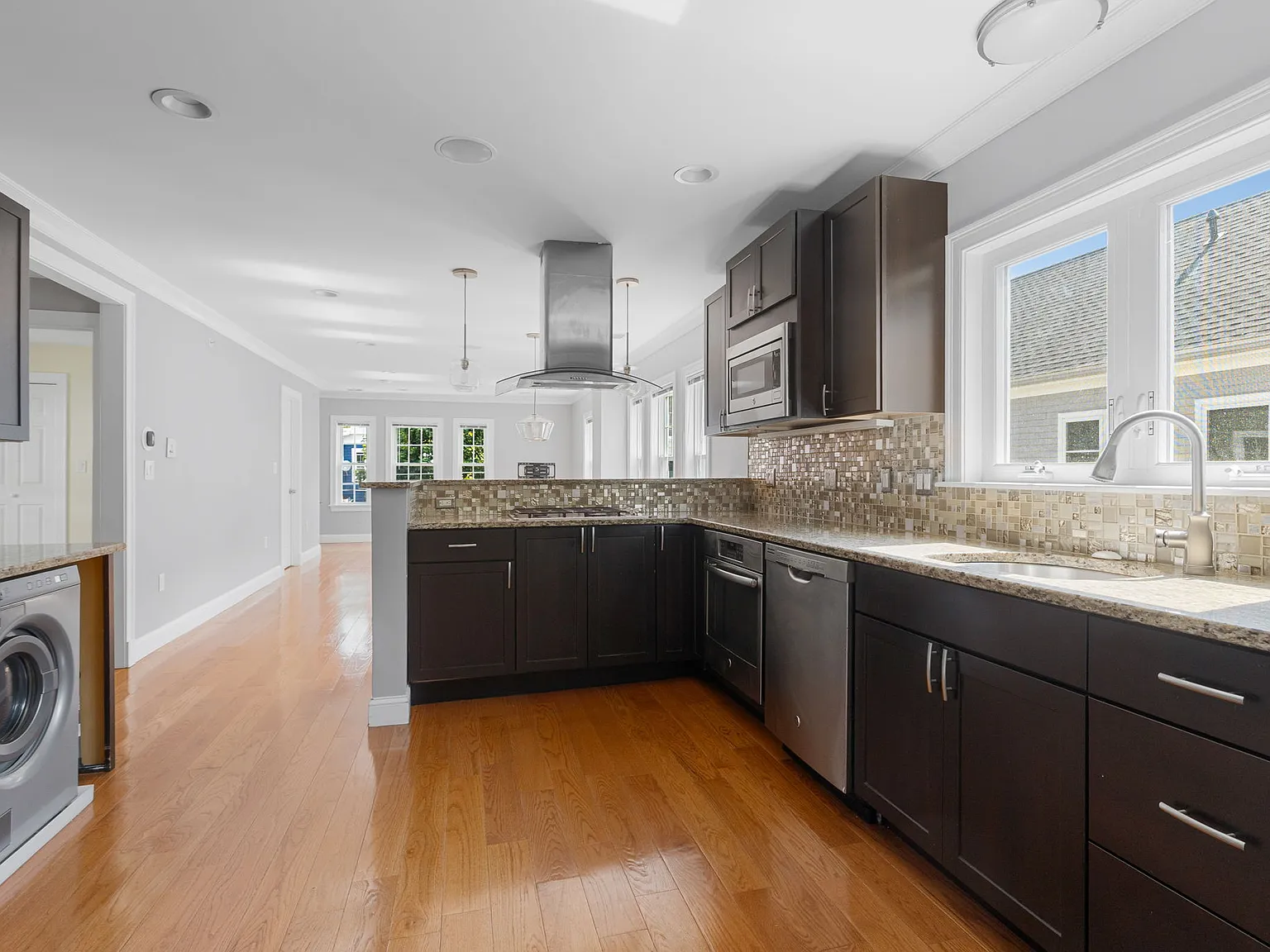 2 bed, 1002 sqft, $3,500 — Photo 2