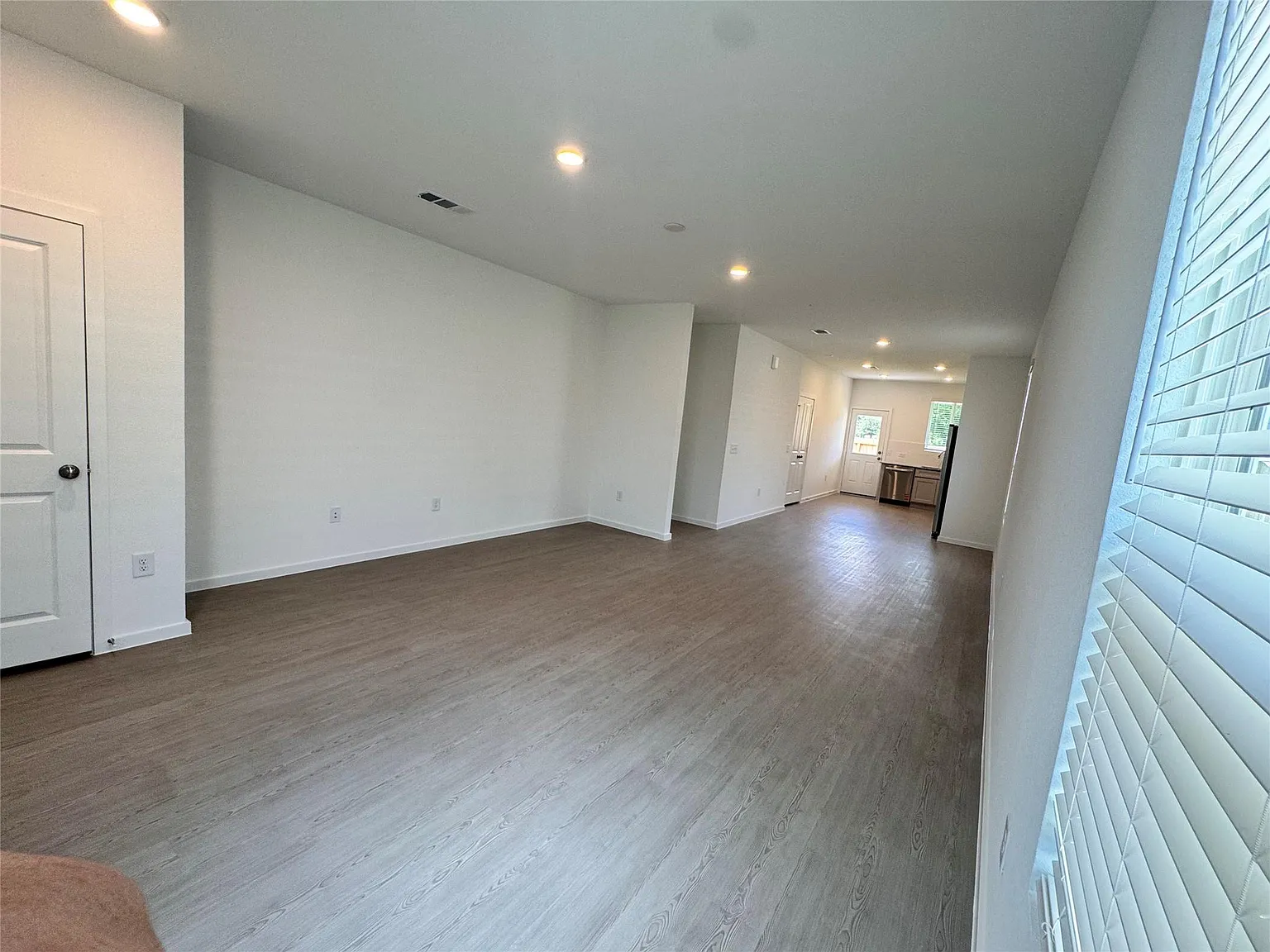3 bed, 2.0 bath, 1408 sqft, $1,970 — Photo 2