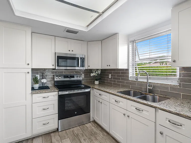 410 NE 17th Ave #101 — Photo 4