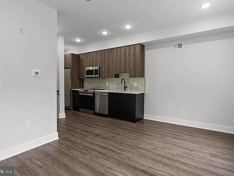 2146 N Front St #1 — Photo 2