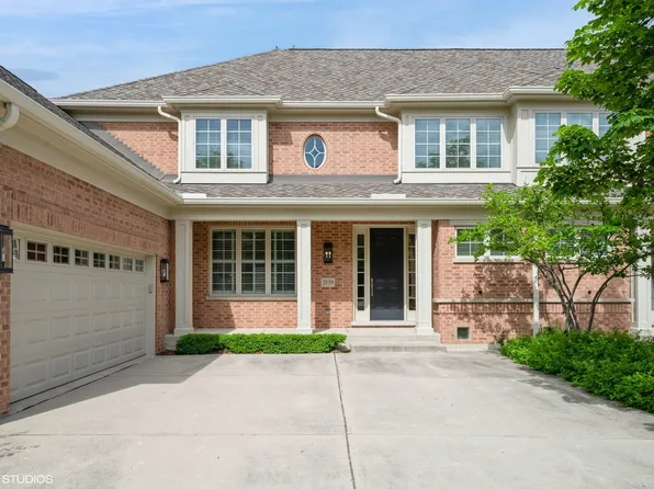 2139 Royal Ridge Dr, Northbrook, IL 60062