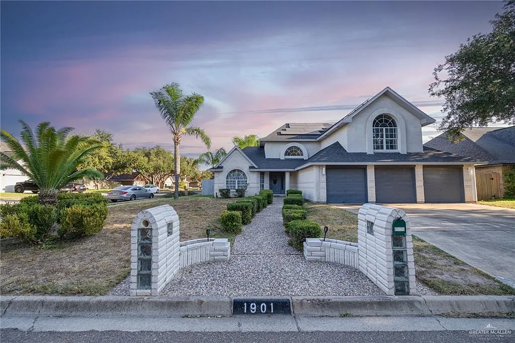 4 bed, 3.0 bath, 2702 sqft, $2,300 — Photo 1