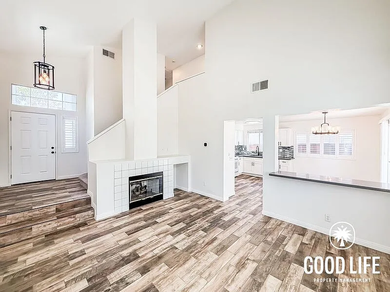 3 bed, 2.5 bath, 1357 sqft, $3,450 — Photo 2