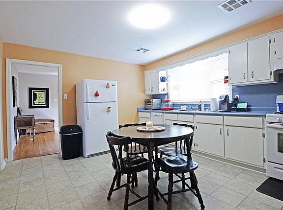4th image of 802 Breanon St