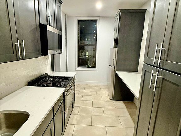 2nd image of 392 Vernon Ave #2