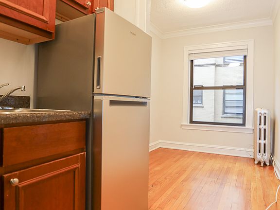 3rd image of 6039 N Kenmore Ave APT 41