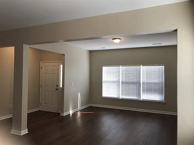 114 Speer St — Photo 2