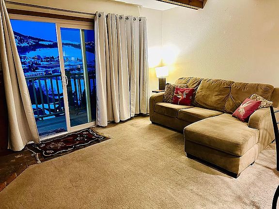 Living room with view to the lake.