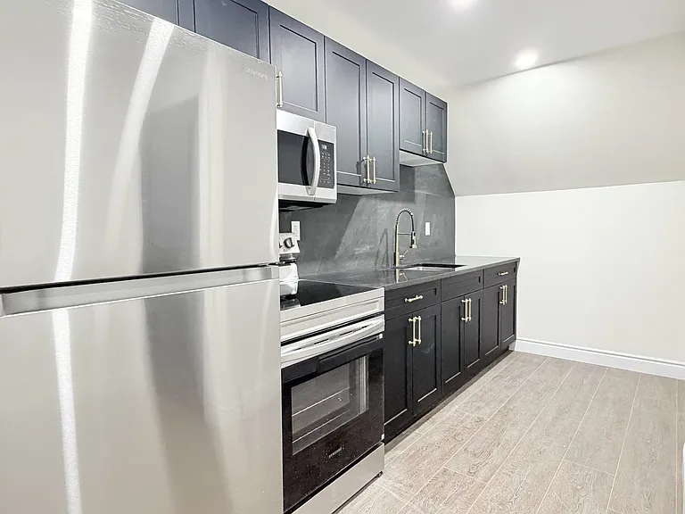 691 Ouellette Ave #7 — Photo 2