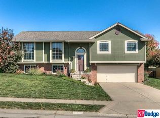 109 Oakwood Dr, Papillion, NE 68133