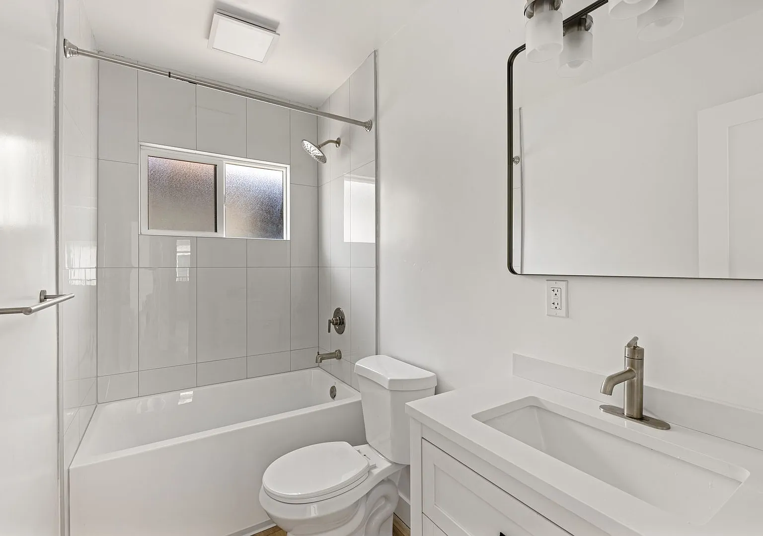 Beautiful & Spacious 1BD/1BA in Prime North Park Location Garage Optional! — Photo 4