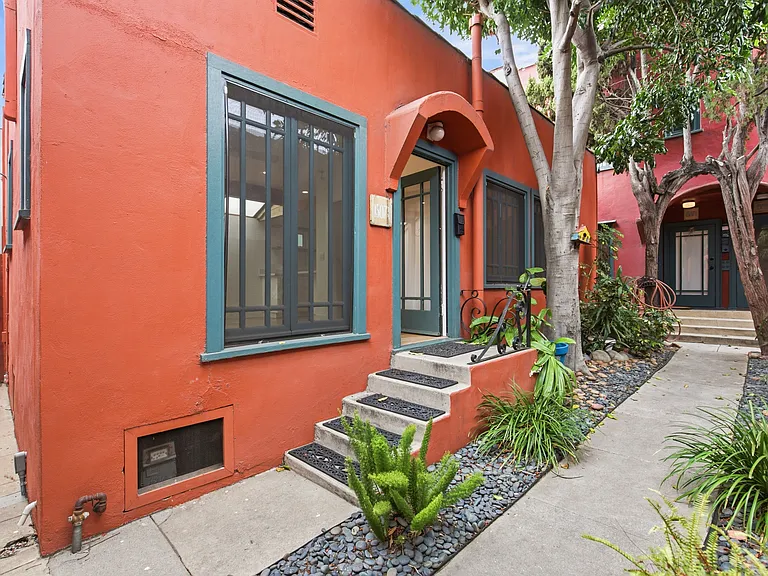 View of the courtyard of the bungalow apartment