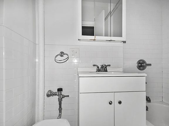 5th image of 209 E 88th St APT 3A
