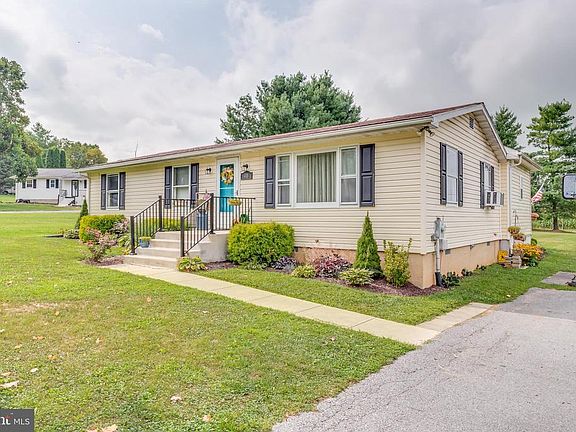3rd image of 40 Desailles Ct