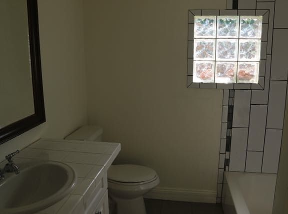 Full size bathroom with custom finishes