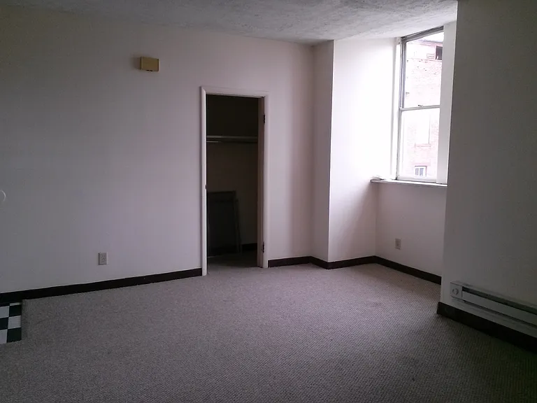 215 Albion Pl — Photo 4