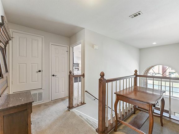 5th image of 411 Steeplechase Dr