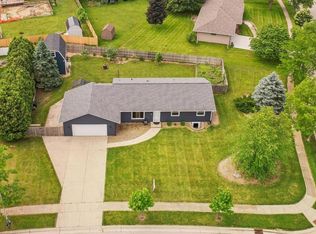 201 Sunnyhill Ln, Oconomowoc, WI 53066