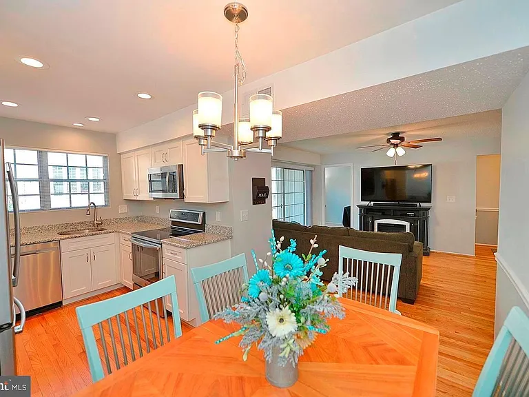 109 Fort Evans Rd SE #C — Photo 3