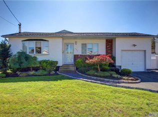 202 N Hawthorne St, Massapequa, NY 11758