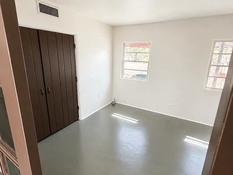 3205 E 5th St — Photo 11