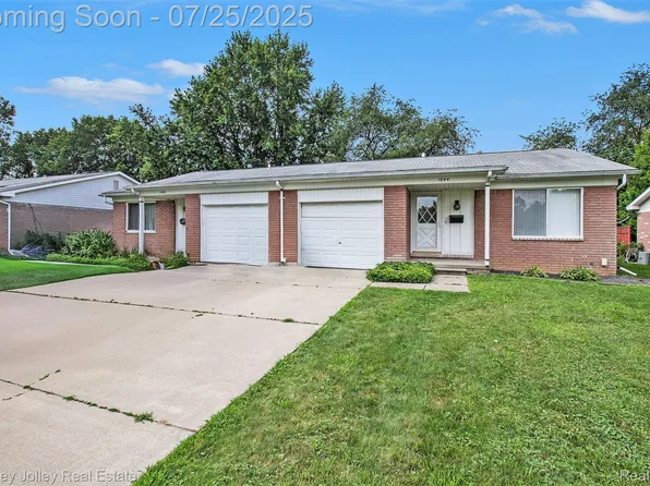 1044 Maurice Dr, Brighton, MI 48116