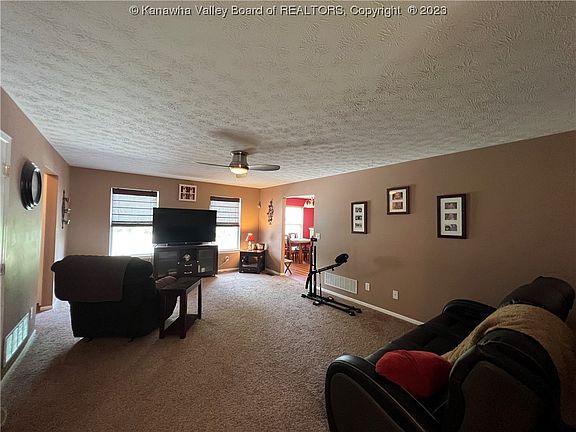 4th image of 8 Woodland Hts